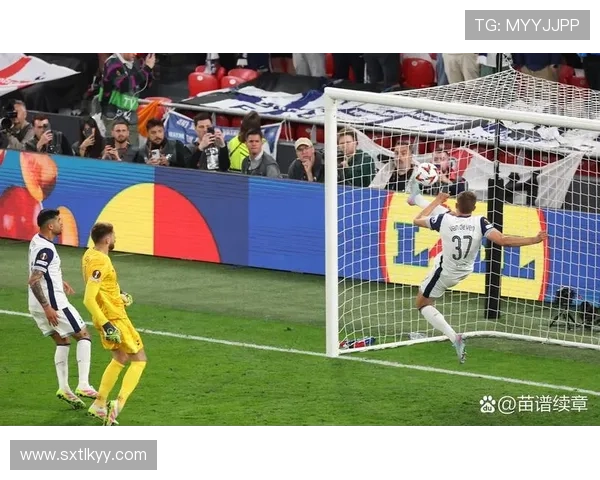 差点出事！热刺后场出球被断，勒温得球后扫射高出横梁